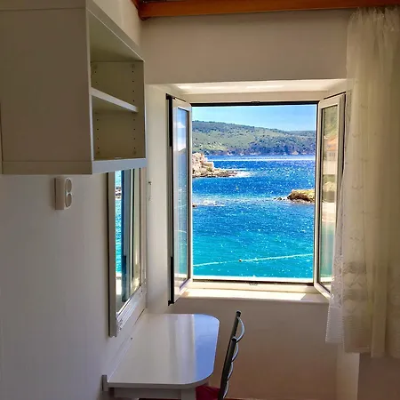 Mira Sea Front 3* Komiza