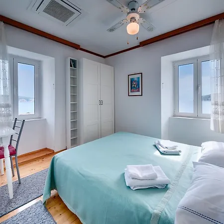 Mira Sea Front Guest house Komiza