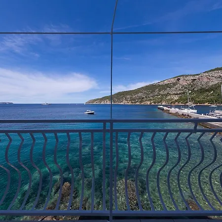 Mira Sea Front 3* Komiza