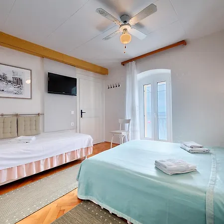 Mira Sea Front Guest house Komiza