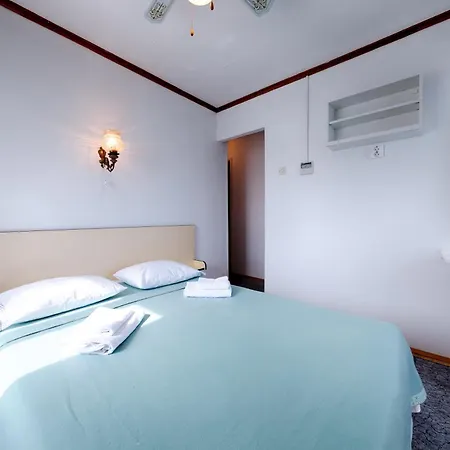 Mira Sea Front 3* Komiza