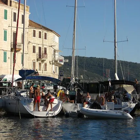 Mira Sea Front Guest house Komiza