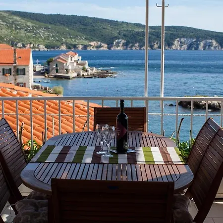 Guest house Mira Sea Front Komiza