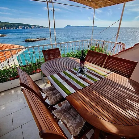 Mira Sea Front Guest house Komiza